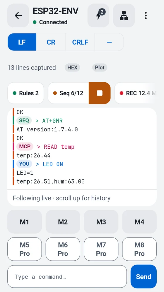 Terminal BlueTerm affichant des lignes de capteur en direct, avec des repères pour les règles, les séquences et les commandes d'agents IA
